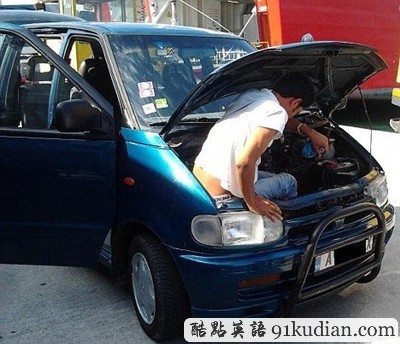 偷渡者車(chē)蓋下藏身20小時(shí) 功虧一簣