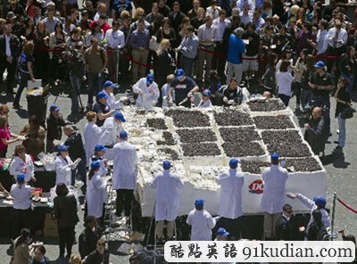 趣圖妙語(yǔ):世界上最大的冰淇淋蛋糕