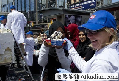 趣圖妙語(yǔ):世界上最大的冰淇淋蛋糕