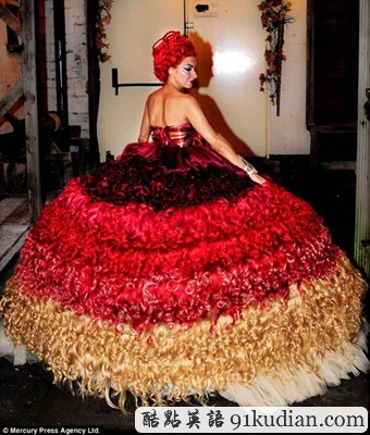 英國裁縫傾心打造頭發(fā)禮服 獻寶雷迪嘎嘎