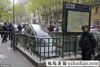大千世界:司機(jī)烏龍把車開(kāi)進(jìn)地鐵站