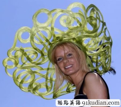 趣圖妙語:時尚大比拼 帽子也瘋狂