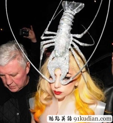 趣圖妙語:時尚大比拼 帽子也瘋狂