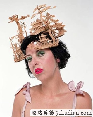 趣圖妙語:時尚大比拼 帽子也瘋狂