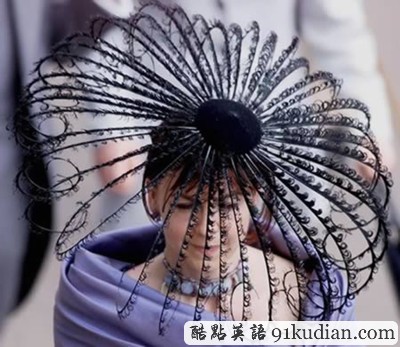 趣圖妙語(yǔ):時(shí)尚大比拼 帽子也瘋狂