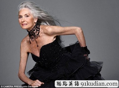 英國83歲超模魅力不減 氣場不遜嫩模