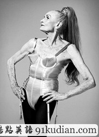 英國83歲超模魅力不減 氣場(chǎng)不遜嫩模