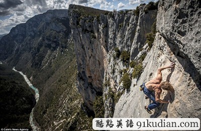 視覺(jué)挑戰(zhàn)!23歲外國(guó)男子徒手懸掛500英尺懸崖