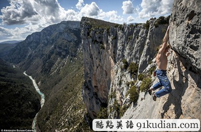 視覺(jué)挑戰(zhàn)!23歲外國(guó)男子徒手懸掛500英尺懸崖