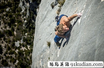視覺(jué)挑戰(zhàn)!23歲外國(guó)男子徒手懸掛500英尺懸崖