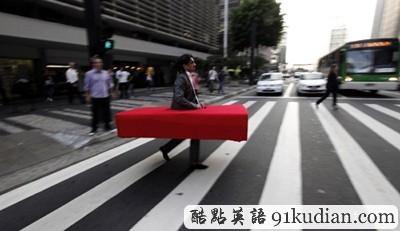 趣圖妙語:男子奇裝異服旨在呼吁環(huán)保