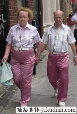 趣圖妙語(yǔ):別樣的情侶裝讓你捧腹