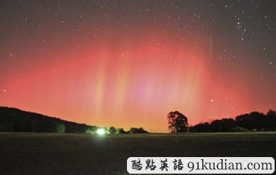 自然奇觀:北美驚現(xiàn)絢麗北極光