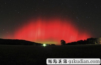 自然奇觀:北美驚現(xiàn)絢麗北極光