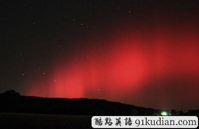 自然奇觀:北美驚現(xiàn)絢麗北極光