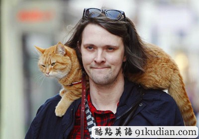 趣圖妙語:街頭藝貓Bob 和主人在一起