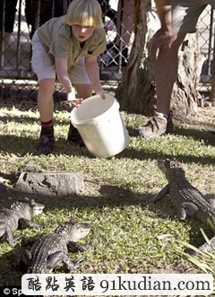 虎父無(wú)犬子:8歲男孩繼承父業(yè)飼養(yǎng)鱷魚